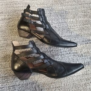 John Fluevog Truths Bekkie Strappy Leather Ankle Boots size 9